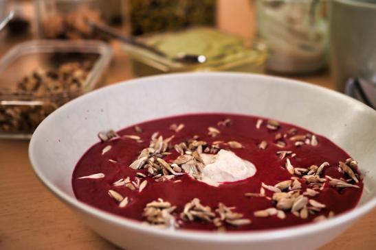 pikante rote Bete Suppe mit Sonnenblumensprossen